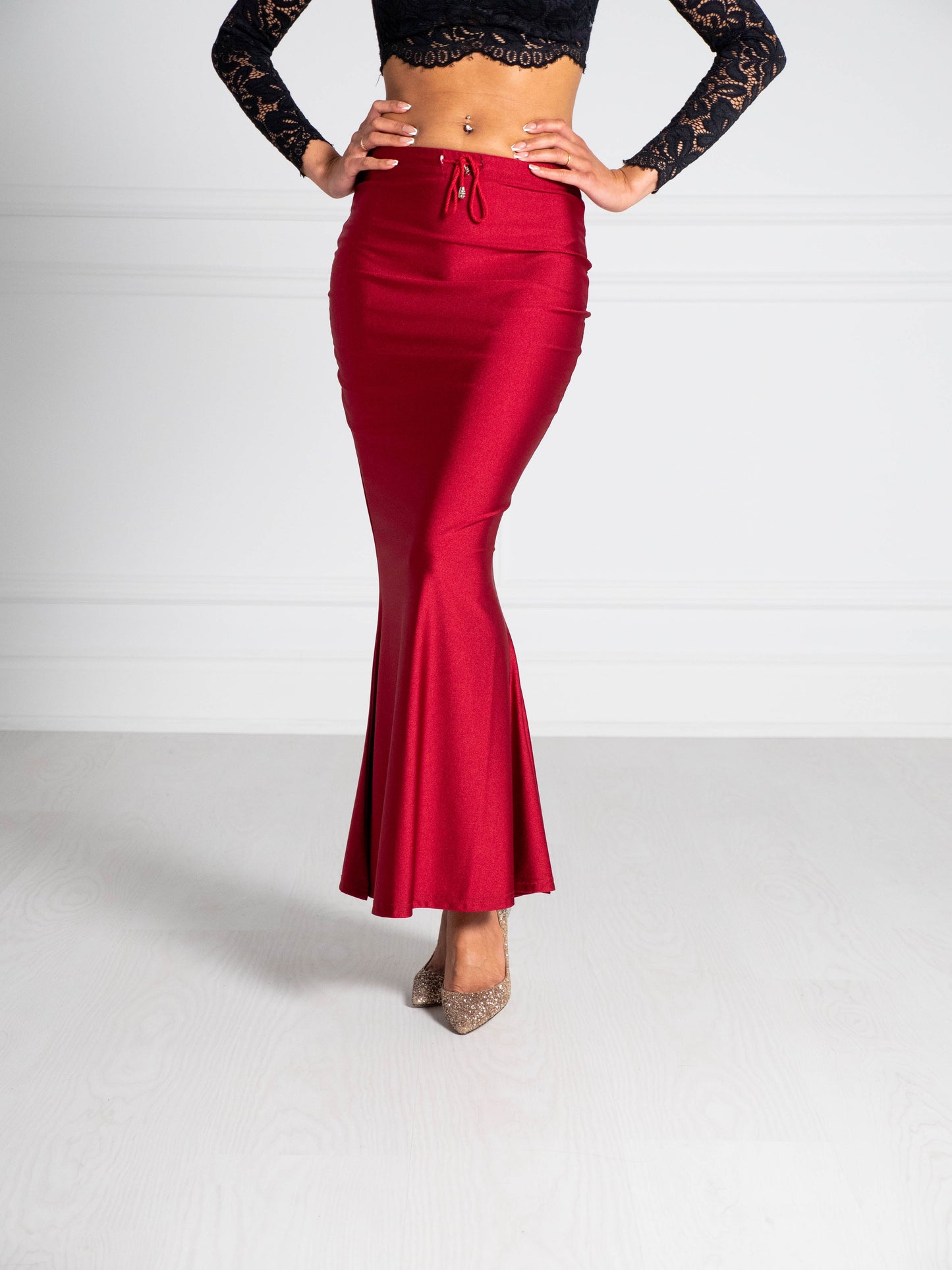 Vino Luxe Saree Silhouette™ petticoat with a high waist and mermaid-style flare, designed to smooth the body and support any saree drape. Ideal underskirt for pleating, tucking and styling.