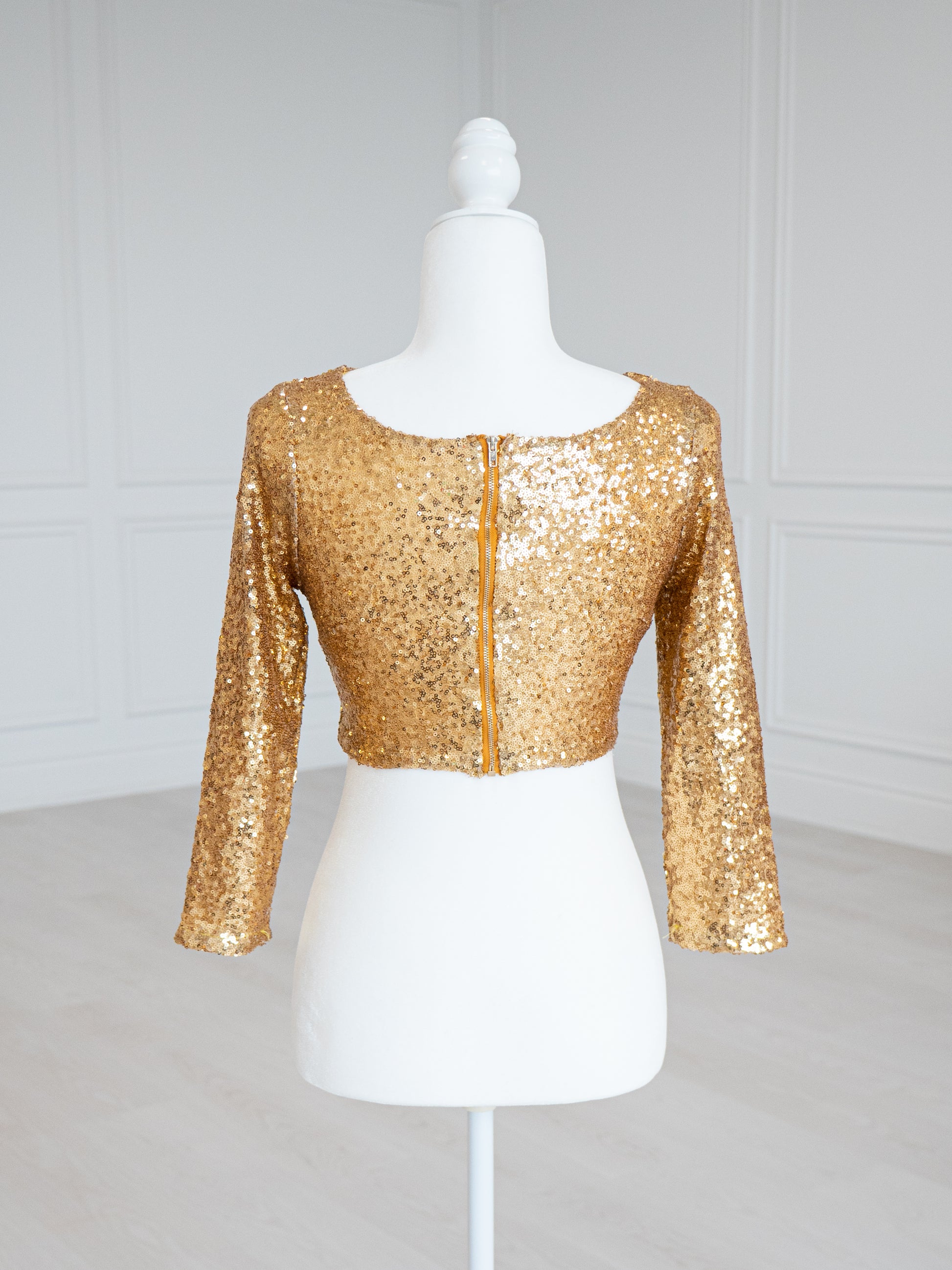 Gold Sequin Blouse with a scoop neckline, sleeveless design and stretch lining for a close fit. Fully finished and ready to wear with sarees, lehengas or skirts.

Saree Blouse | Wedding Saree Blouse | Sari Blouse | Saree Blouse Design | Readymade saree blouse | Designer Blouse